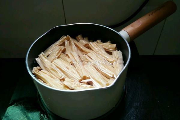 香辣凉拌腐竹的做法图解3