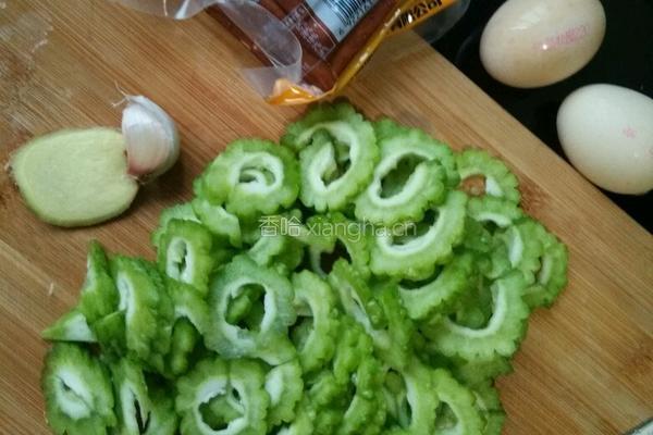苦瓜炒豆干的做法图解1