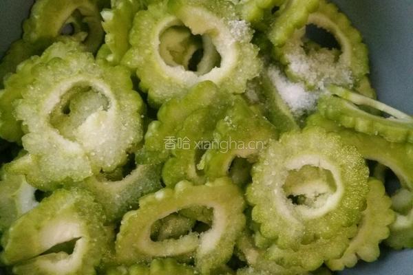 苦瓜炒豆干的做法图解3