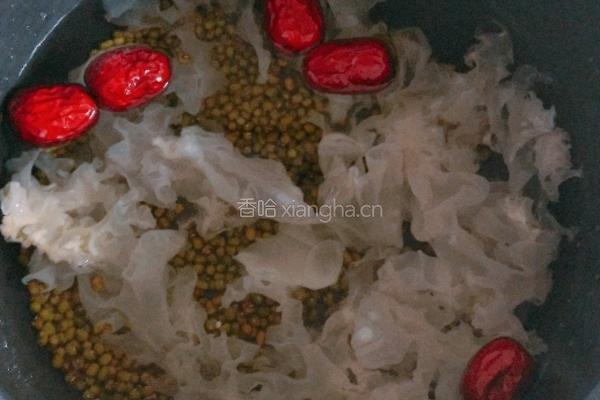 银耳绿豆汤的做法图解2