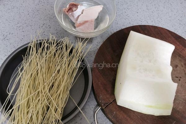 冬瓜炖粉条的做法图解1