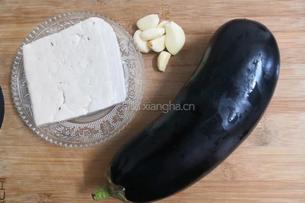 豆腐焖茄子的做法图解1
