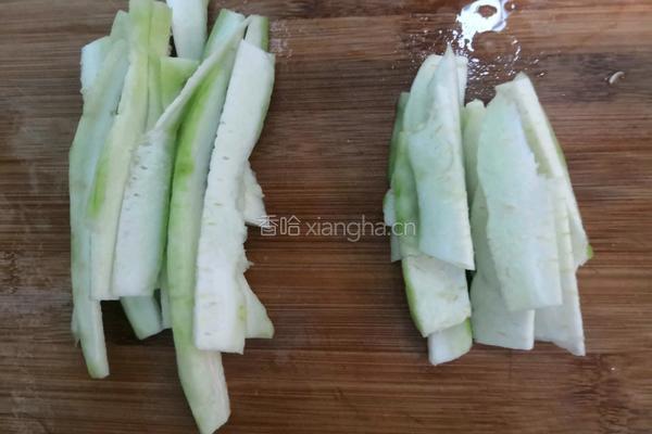枸杞蒜香蒸丝瓜的做法图解4