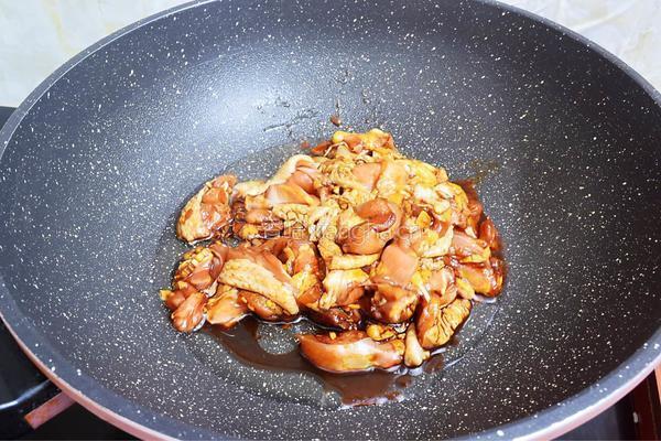 香菇鸡腿焖饭的做法图解5