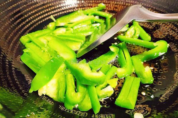 青椒素炒杏鲍菇的做法图解6