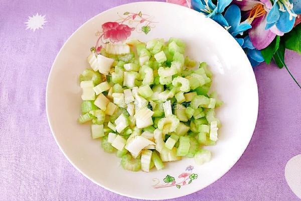 西芹炒虾仁的做法图解3