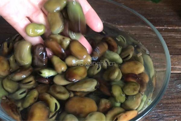 香酥蚕豆的做法图解1