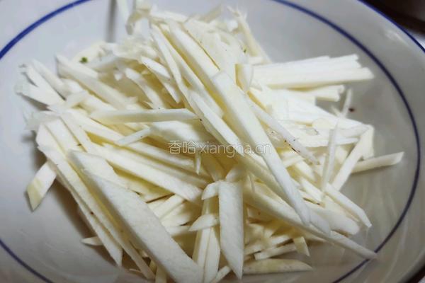 青椒茭白炒肉丝的做法图解1
