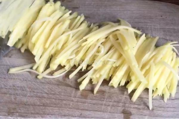 土豆丝饼的做法图解1