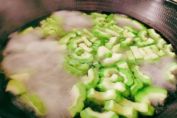 苦瓜炒鸡蛋的做法图解4
