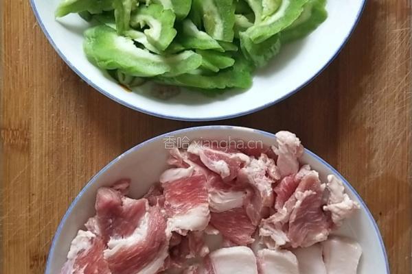苦瓜炒肉片的做法图解2