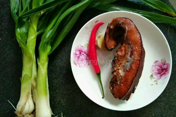 蒜苗炒薰肉的做法图解1