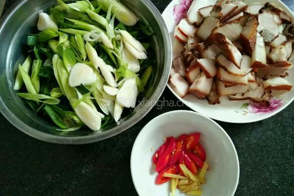 蒜苗炒薰肉的做法图解2