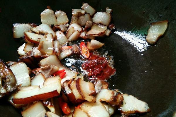 蒜苗炒薰肉的做法图解5