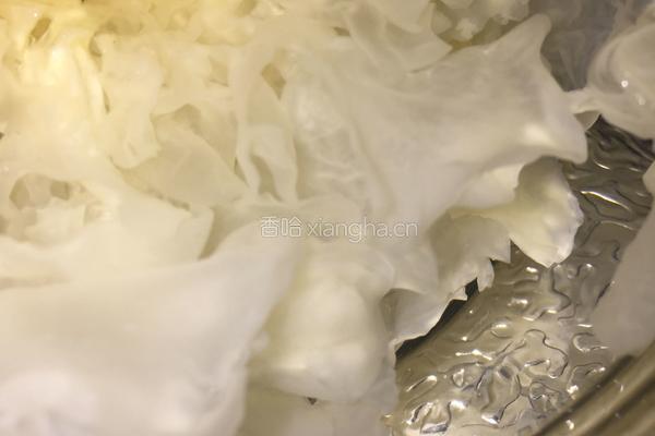 银耳雪梨莲子羹的做法图解2
