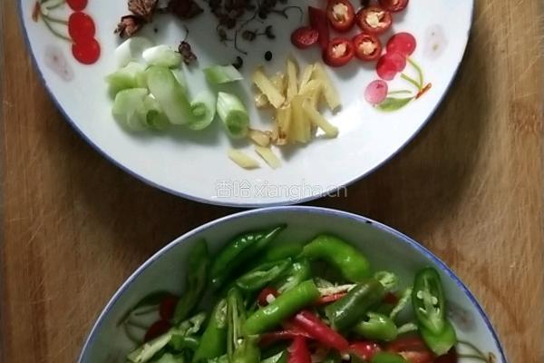 尖椒回锅肉的做法图解1