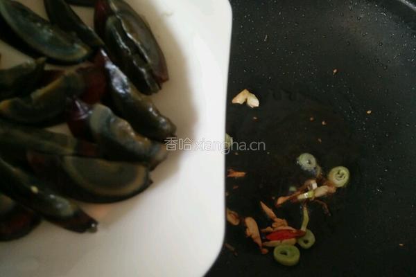 皮蛋炒辣椒的做法图解4