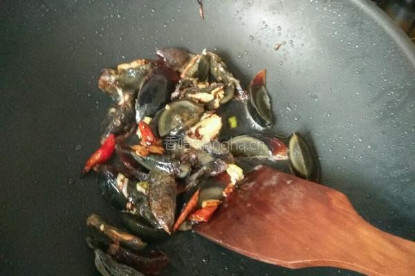 皮蛋炒辣椒的做法图解5