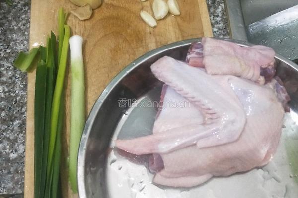 焖鸭肉的做法图解1
