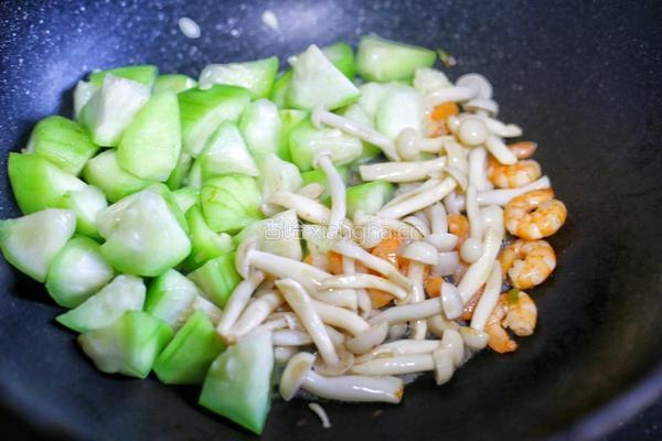 丝瓜虾仁菌菇汤的做法图解9