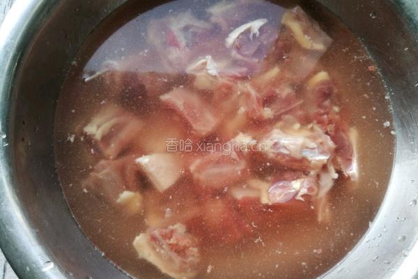 玉米鸭腿煲的做法图解2