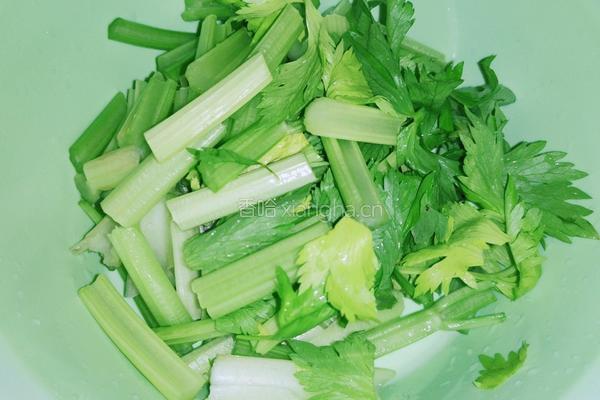 鸡杂炒芹菜的做法图解2