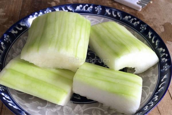 蒜蓉红油辣酱蒸冬瓜的做法图解2