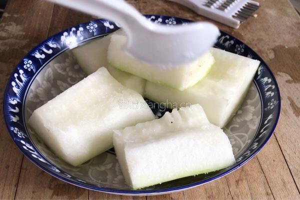 蒜蓉红油辣酱蒸冬瓜的做法图解3