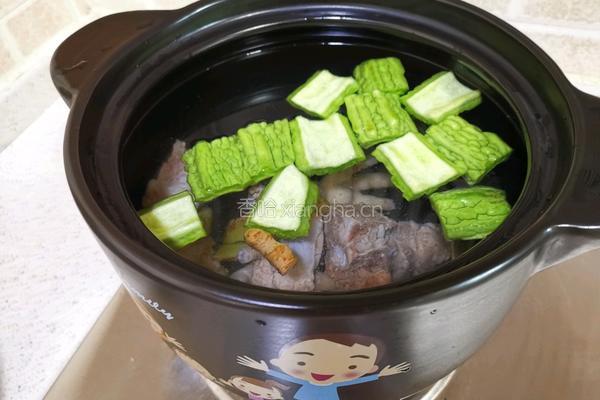 苦瓜鸡爪排骨汤的做法图解4