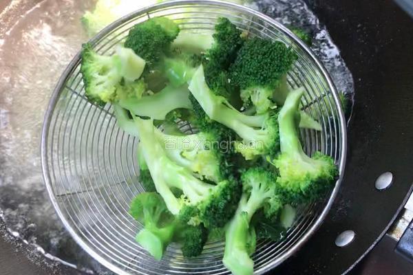 西兰花炒鸡蛋的做法图解4