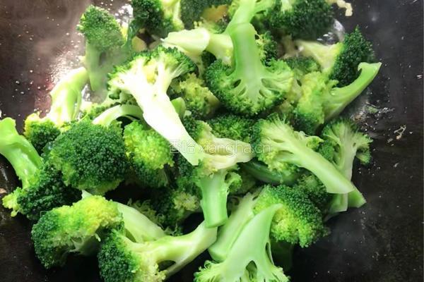 西兰花炒鸡蛋的做法图解10