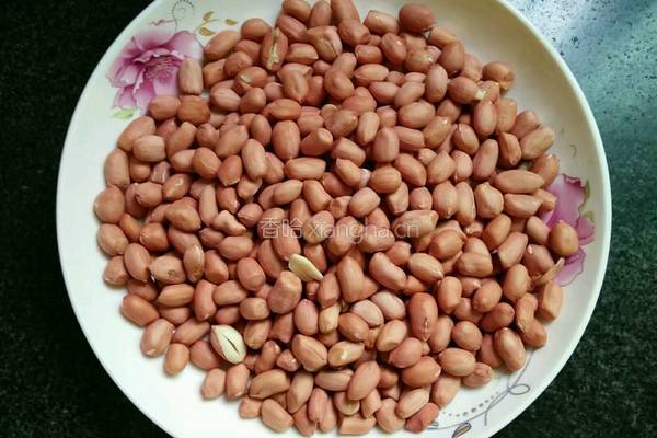 下酒菜花生米的做法图解1