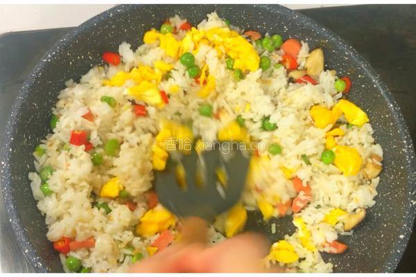杂蔬酱油蛋炒饭的做法图解4