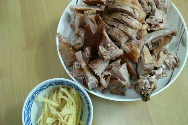 姜丝鸭肉的做法图解2