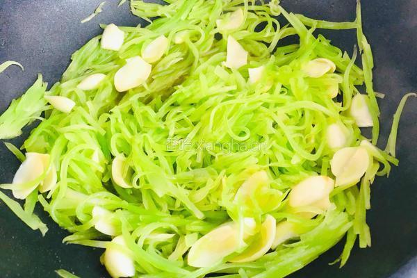 秋日润肺就靠它，莴苣炒百合，清爽简单易上手的做法图解6