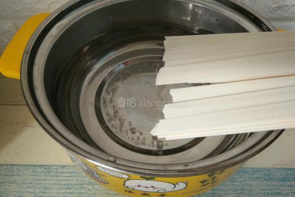 鱿鱼辣酱拌面的做法图解3