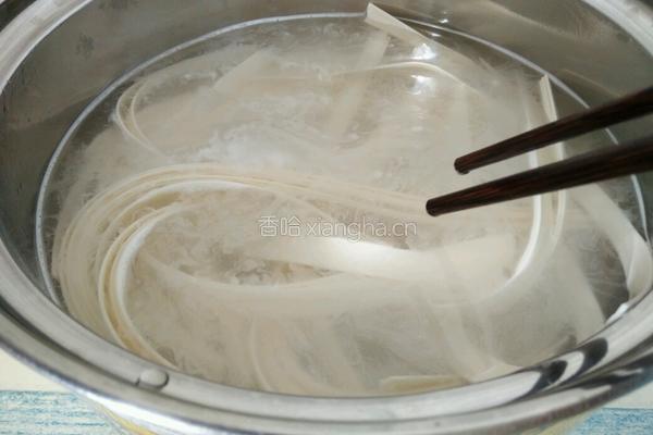 鱿鱼辣酱拌面的做法图解4