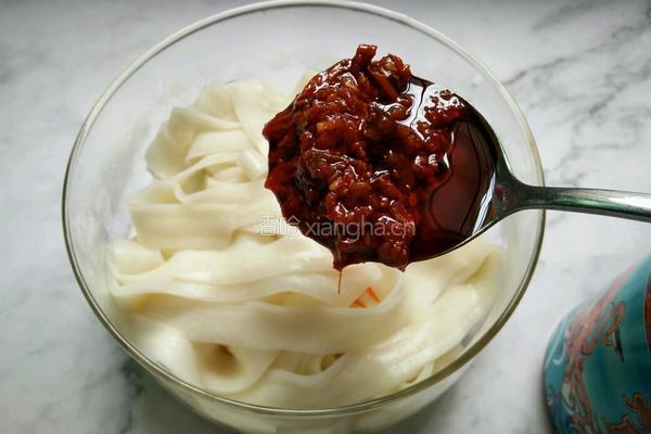 鱿鱼辣酱拌面的做法图解8