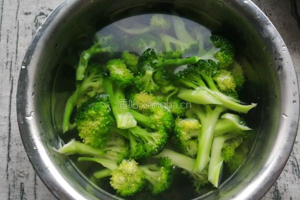 西兰花拌黑木耳的做法图解9
