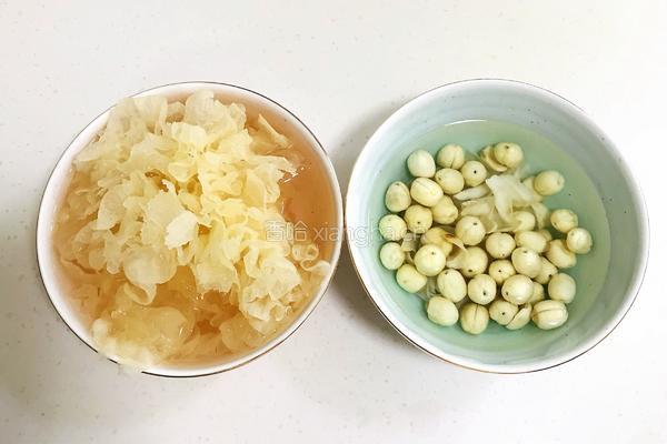 木瓜银耳莲子汤的做法图解1