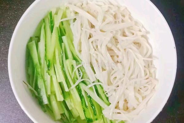凉拌黄瓜金针菇的做法图解11
