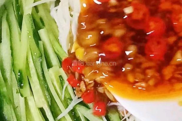凉拌黄瓜金针菇的做法图解12