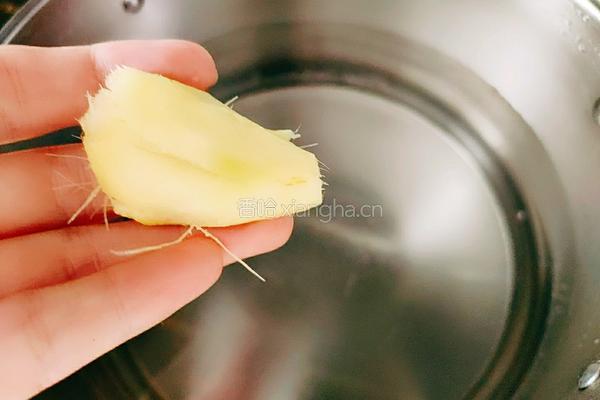 黄花菜虫草花炖鸡汤的做法图解5