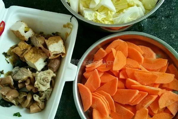 胡萝卜白菜炒卤料的做法图解1