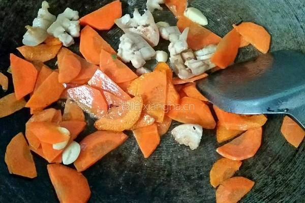 胡萝卜白菜炒卤料的做法图解2