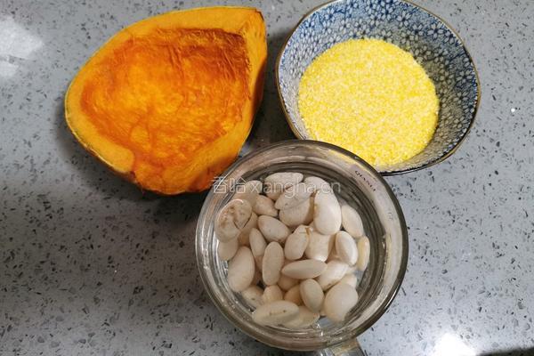 南瓜白芸豆苞谷臻的做法图解1