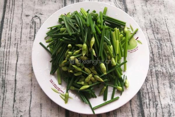 韭菜花炒鸡蛋的做法图解2