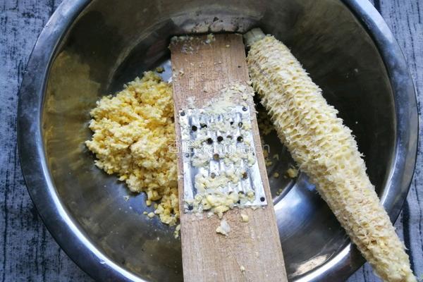 玉米碴子粥的做法图解2