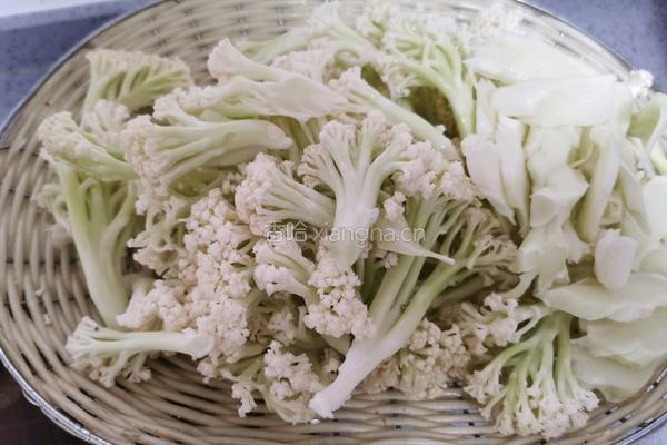 菜花炒肉的做法图解2