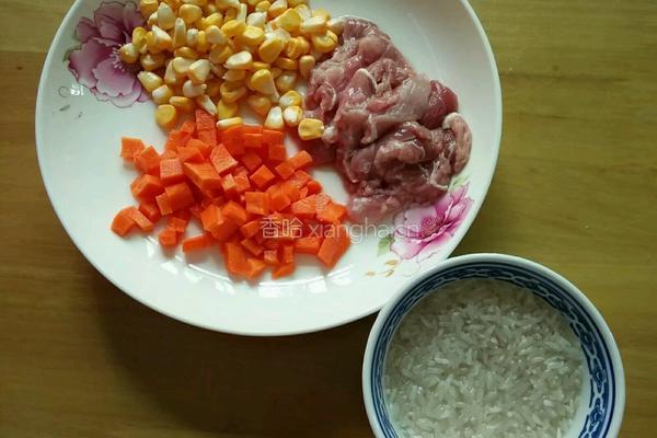 玉米胡萝卜肉片粥的做法图解2